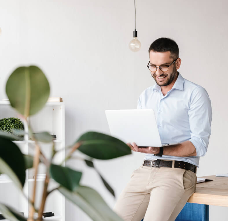 Εικόνα ατόμου που κρατάει ένα έγγραφο